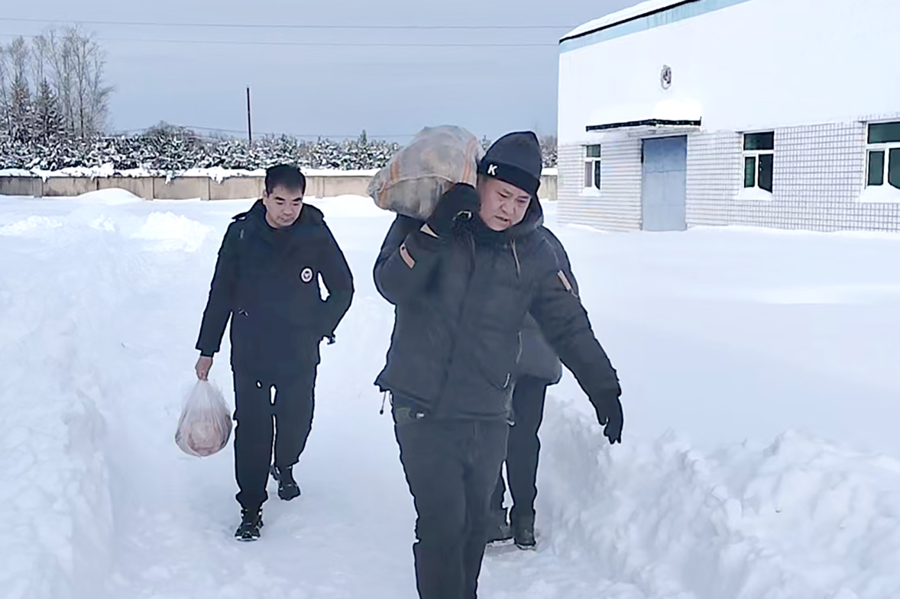 保供之路 風(fēng)雪無(wú)阻——三精千鶴黨員干部在暴雪中筑起一道堅(jiān)實(shí)的保供線